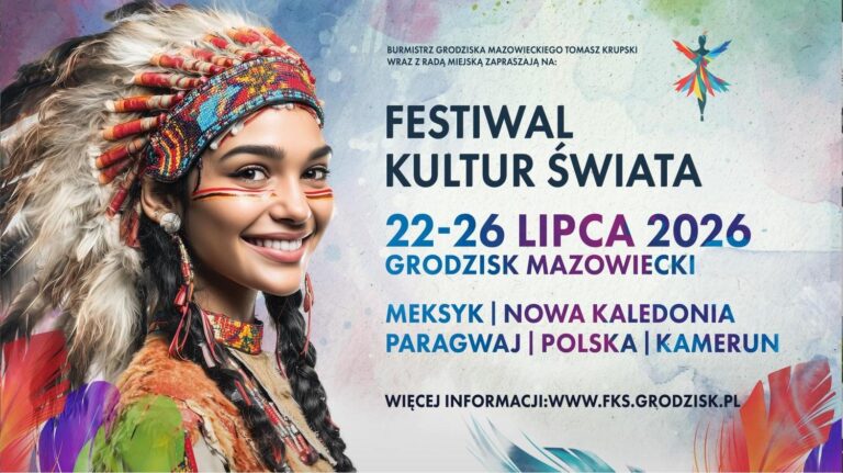 Na plakacie zapowiedziano Festiwal Kultur Świata, który odbędzie się w Grodzisku Mazowieckim w dniach 22–26 lipca 2026 roku. Po lewej stronie widnieje portret kobiety w kolorowym indiańskim stroju, a na środku i po prawej umieszczono dużą nazwę wydarzenia, datę, miejsce oraz listę krajów i regionów związanych z programem festiwalu.